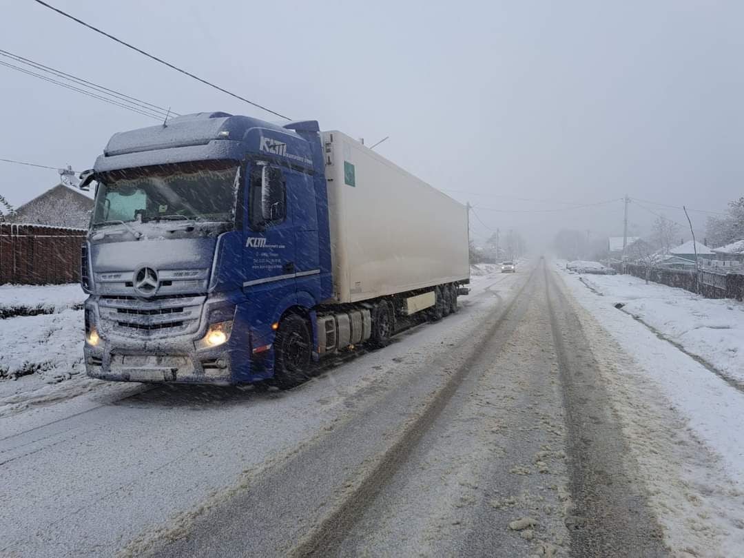 La prima zăpadă, șoferii s-au dat peste cap cu mașinile , pste 50 de situații au necesitat astăzi intervenția echipajelor Secției Drumuri Naționale Iași