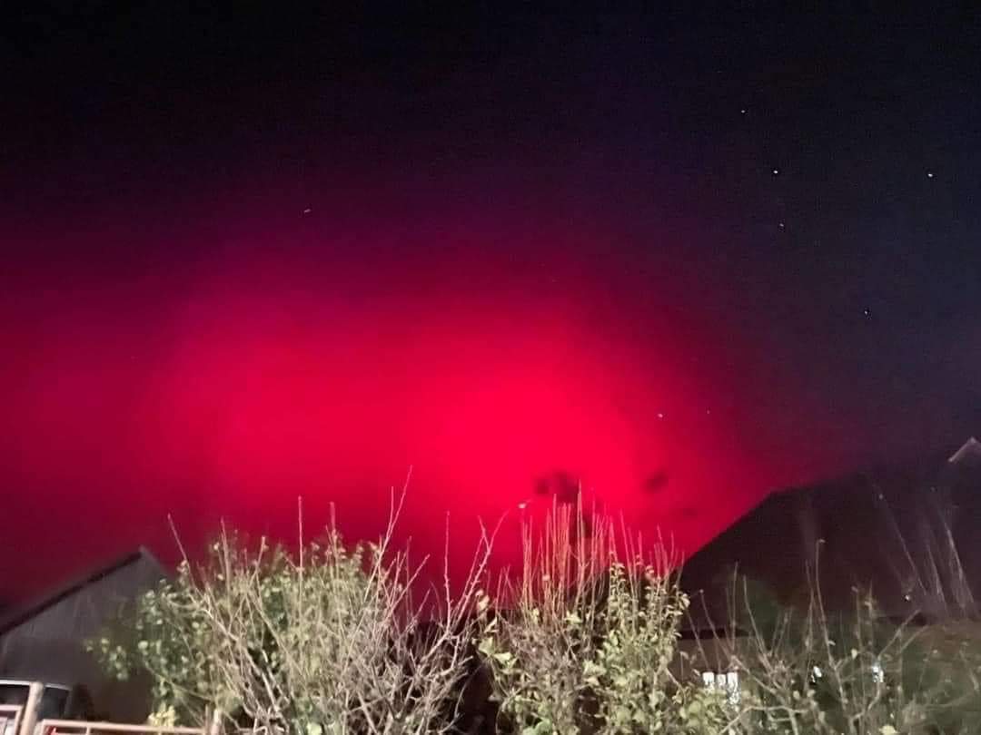 Lumini roşii au format imaginea unei posibile aurore boreale, un fenomen rar care a apărut duminică seară pe cer, în mai multe judeţe din România