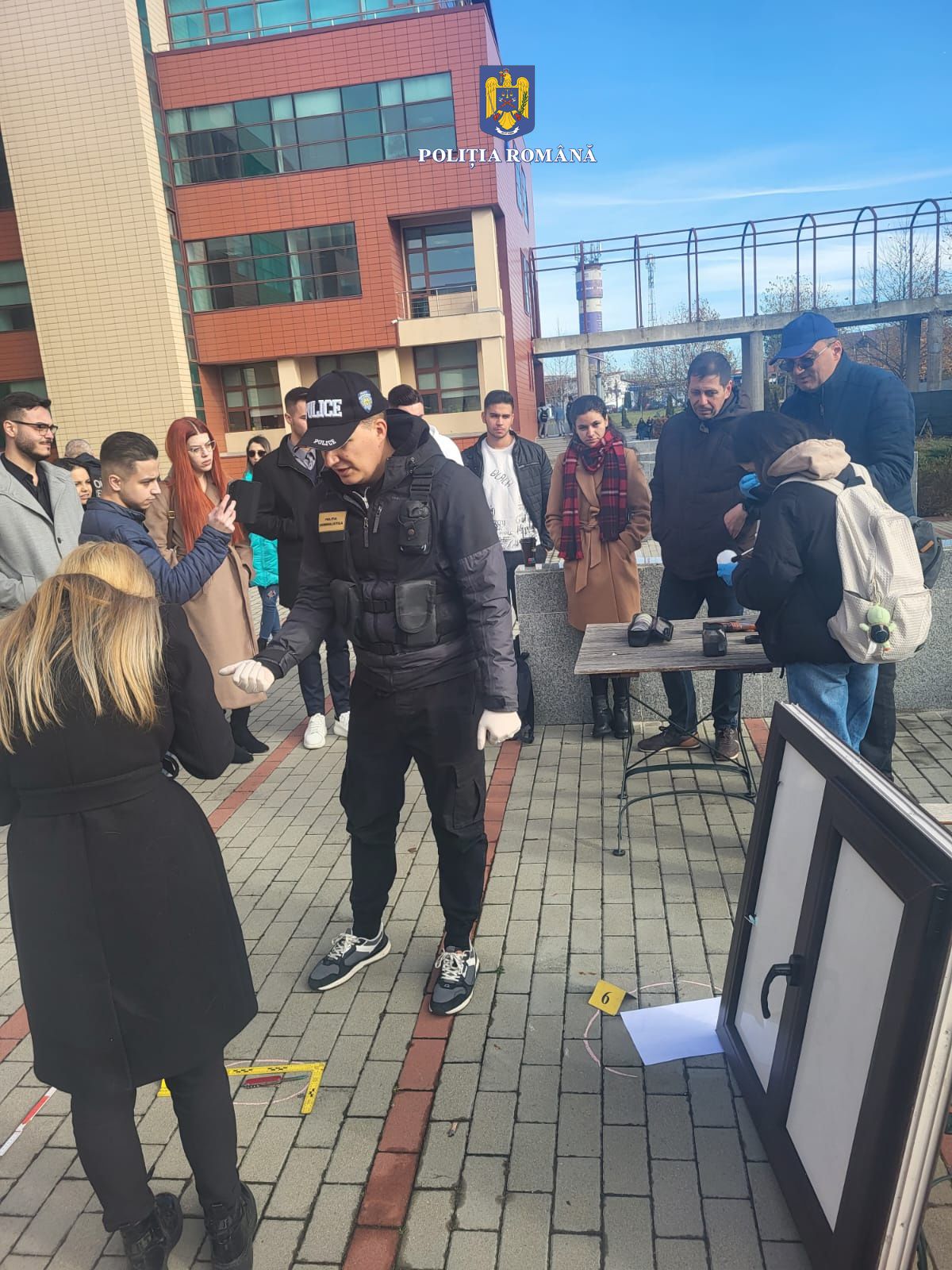 Studenții de la drept alături de polițiștii dâmbovițeni au desfășurat practică privind cercetarea la fața locului în cazurile de violență