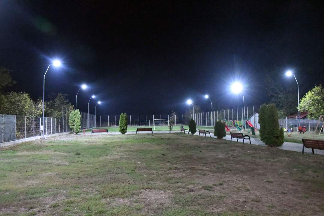 De la stradă la stradă, orașul Răcari se transformă prin modernizarea intensivă a sistemului de iluminat public. Primarul Marius Caravețeanu