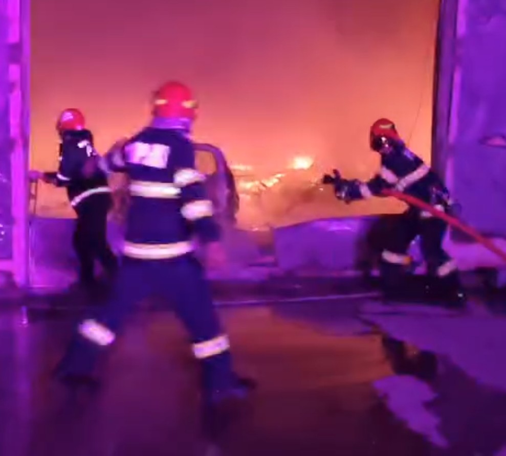 ncendiu devastator la un service auto în comuna dâmbovițeană Petrești, sat Ionești, noaptea trecută, în jurul orei 23:43.
