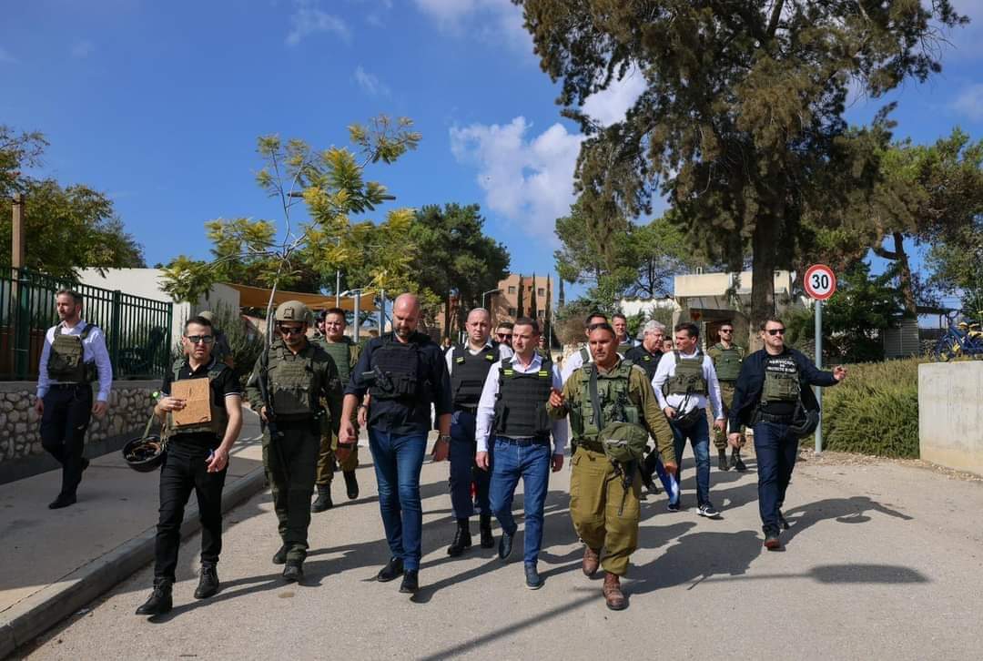 Alfred Simonis, președintele interimar al Camerei Deputaților și alți parlamentari români au mers în zona de conflict din kibbutz-ul Kfar Aza, din Israel