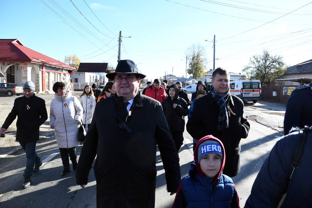 Orașul Răcari păstrează tradiția și a organizat manifestări dedicate zilei de "1 Decembrie – Ziua Națională a României." Toată suflarea răcăreană a participat la aceste evenimente.
