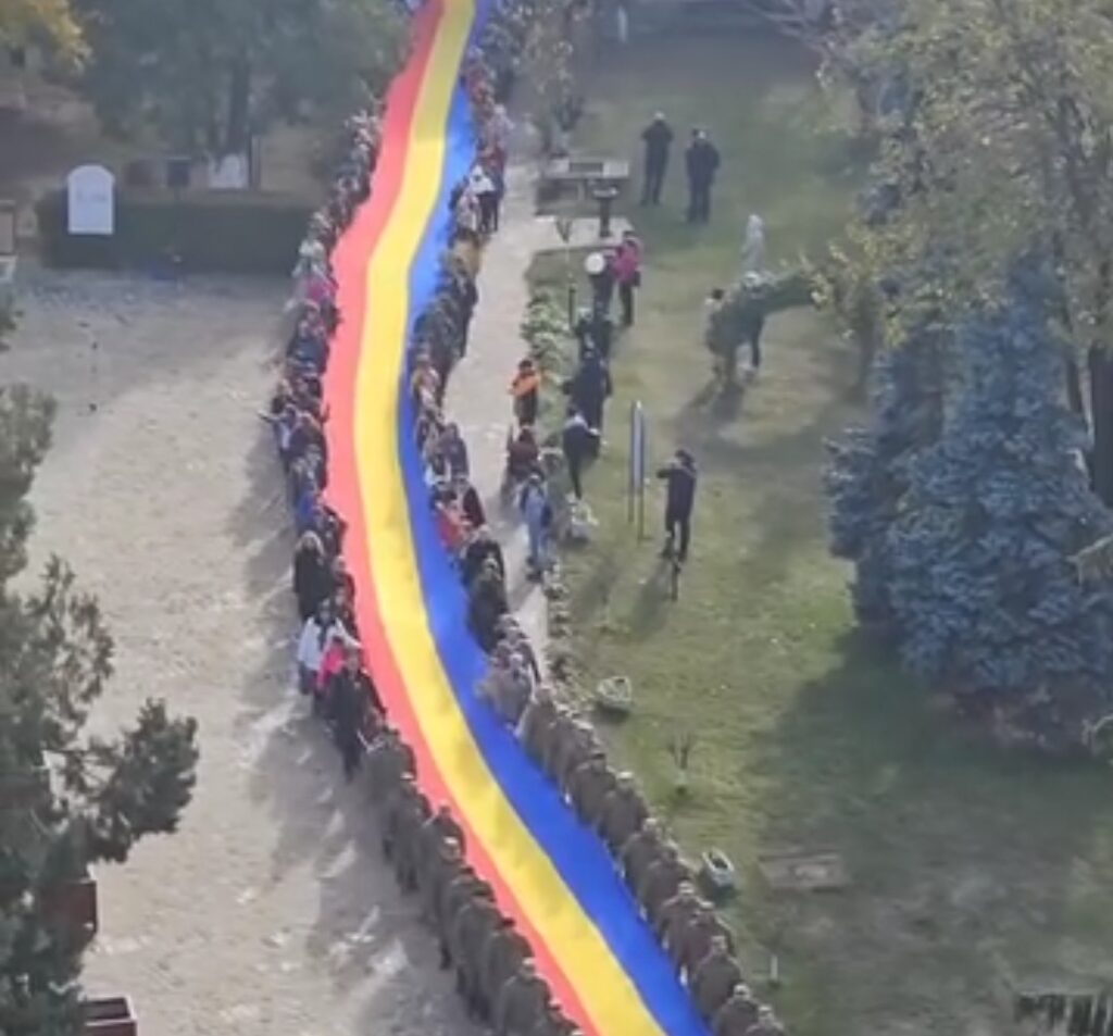 „Marșul Tricolorului”, o tradiție păstrată de Școala Gimnazială „Vasile Cârlova” din Târgoviște