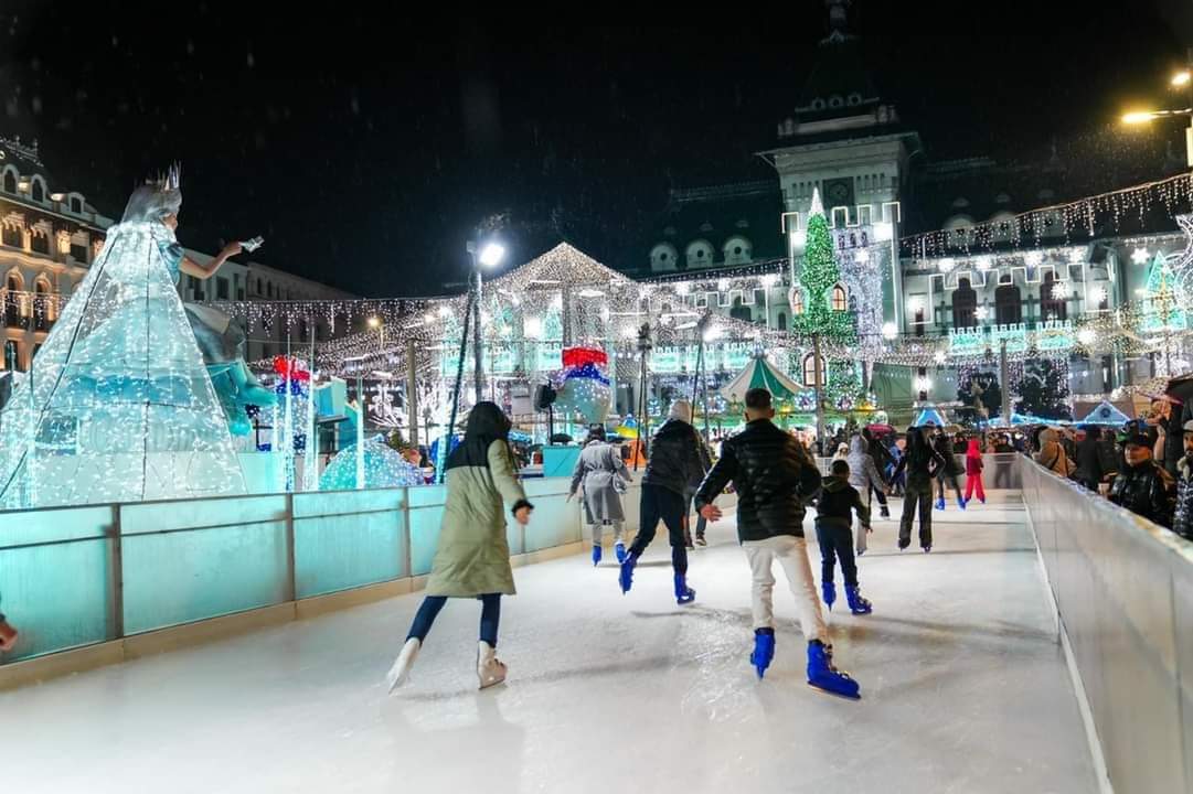 S-a dat startul Târgului de Crăciun de la Craiova! Două milioane de beculețe, cea mai mare roată panoramică, venită direct din Olanda, patinoar, carusel