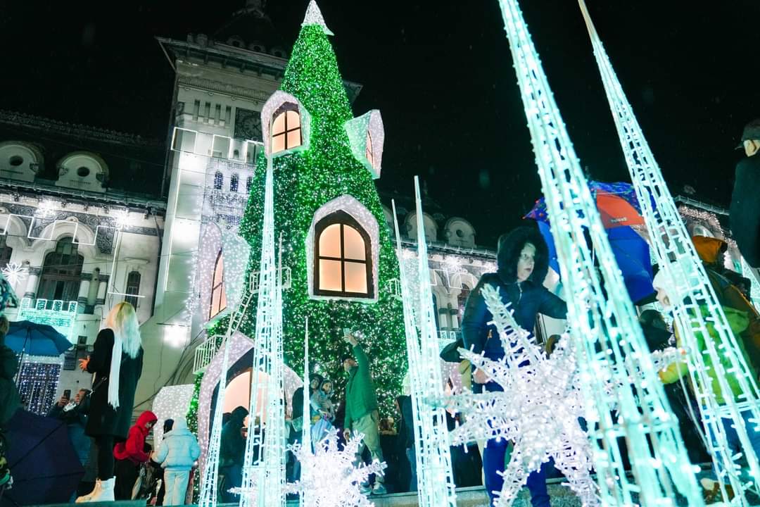 S-a dat startul Târgului de Crăciun de la Craiova! Două milioane de beculețe, cea mai mare roată panoramică, venită direct din Olanda, patinoar, carusel