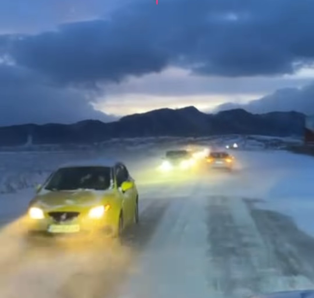 ATENȚIE ! VISCOLEȘTE pe DN73 în zona Bran, vântul bate cu putere și viscolește zăpada pe tronsonul cuprins între localitățile Bran și Râșnov în județul Brașov.