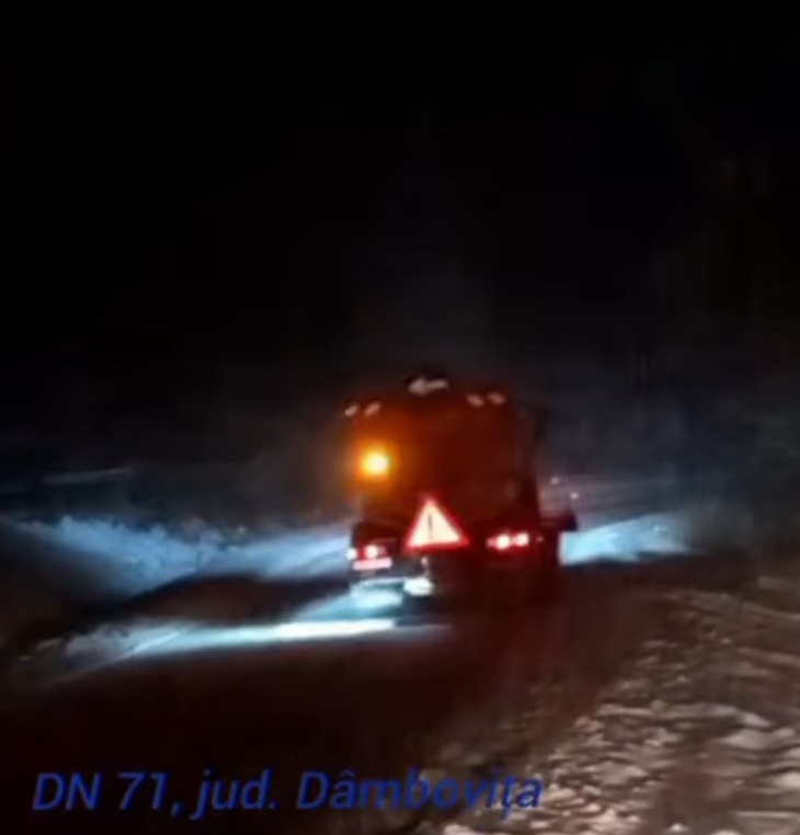 Ninge abundent în zona înaltă - Cota 1000  a județului Dâmbovița, utilajele de deszăpezire ale SDN Târgoviște acționează permanent