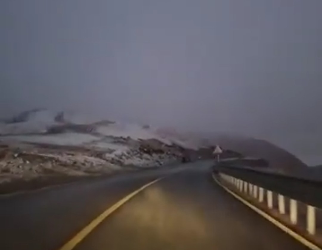 Ninge pe Transalpina, iarna își intră în drepturi în zonele montane înalte, temperaturile au scăzut sub 0 grade iar fulgii de zăpadă nu au întârziat să apară sâmbătă, 4 noiembrie la munte.