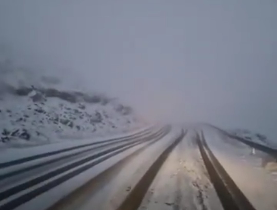 Ninge pe Transalpina, iarna își intră în drepturi în zonele montane înalte, temperaturile au scăzut sub 0 grade iar fulgii de zăpadă nu au întârziat să apară sâmbătă, 4 noiembrie la munte.