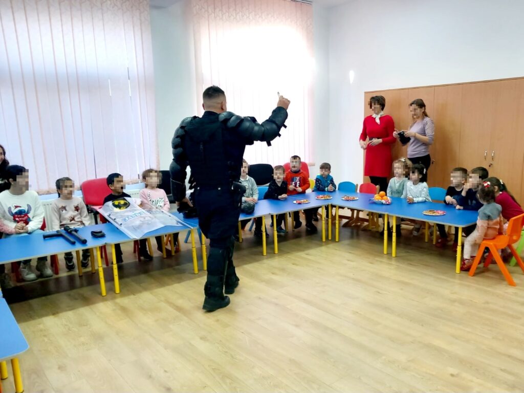 Jandarmii dâmbovițeni în vizită la Grădinița “Văcărescu Natalia” din Dealu Frumos, în săptămâna „Școala Altfel” Jandarmii dâmbovițeni au fost alături de preșcolarii și cadrele didactice de la Grădinița “Văcărescu Natalia” din satul Dealu Frumos, comuna Pietroșița, marți, 19 decembrie a.c., în cadrul programului "Școala Altfel”.