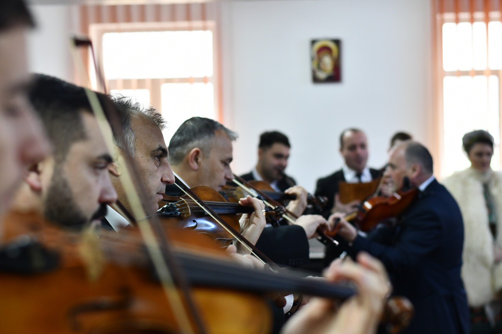 Magie Muzicală în Penitenciarul Mioveni: Orchestra Doina Argeșului aduce bucurie și armonie în inimile deținuților