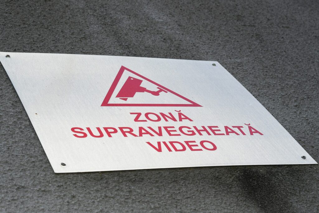 Ingineri instalează senzori de securitate în curtea Penitenciarului Mioveni