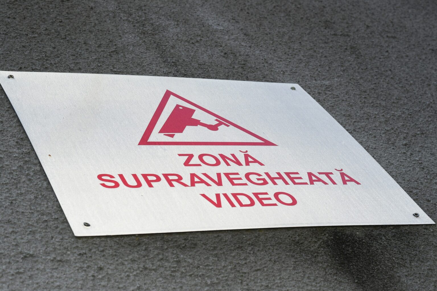 Penitenciarul Mioveni Anunță Implementarea unui Sistem de Supraveghere Avansat: Securitatea la Nivel Înalt în Centrul Atenției Ingineri instalează senzori de securitate în curtea Penitenciarului Mioveni