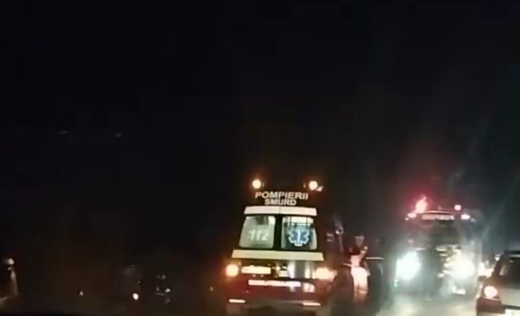 S-a activat PLANUL ROȘU  în Dâmbovița:Un microbuz s-a răsturnat pe DJ 701, în comuna Corbii Mari.