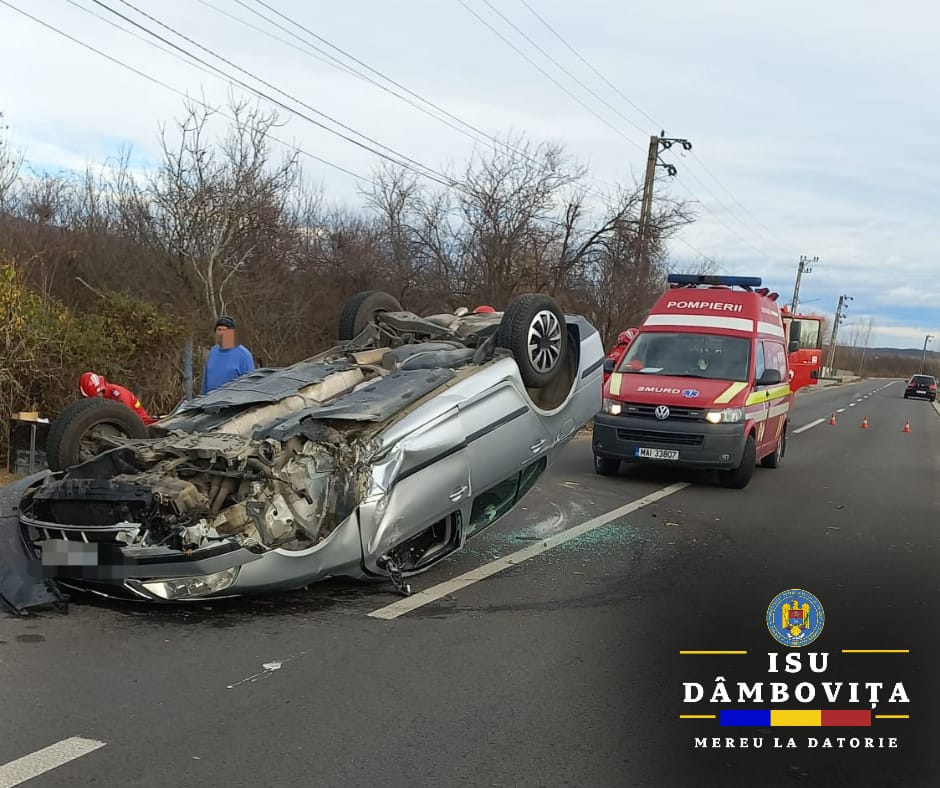 La un pas de tragedie în ziua de Crăciun , s-a răsturnat cu mașina, pompierii intervin acum în cazul unui eveniment rutier în comuna Gura Ocniței, DJ 720, unde un autoturism a ieșit în afara părții carosabile.