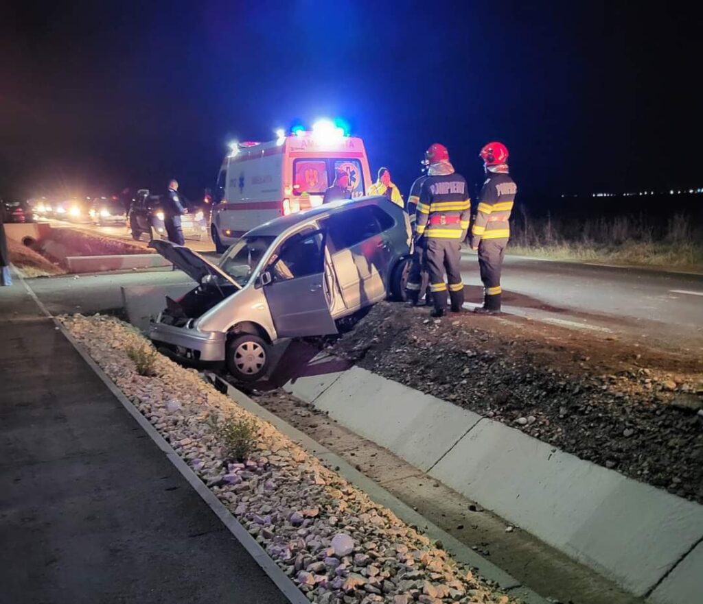 Accident pe DJ 711 Lazuri, a ajuns cu mașina într-un cap de pod Accident pe DJ 711 Lazuri , din primele date o șoferiță de 36 de ani, din Târgoviște, în timp ce ar fi condus un autoturism, din direcția Târgoviște