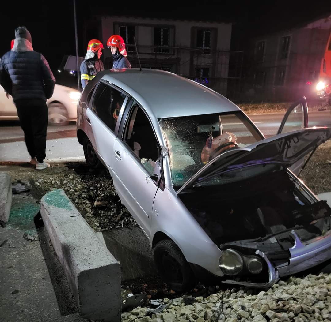 Accident pe DJ 711 Lazuri , din primele date o șoferiță de 36 de ani, din Târgoviște, în timp ce ar fi condus un autoturism, din direcția Târgoviște