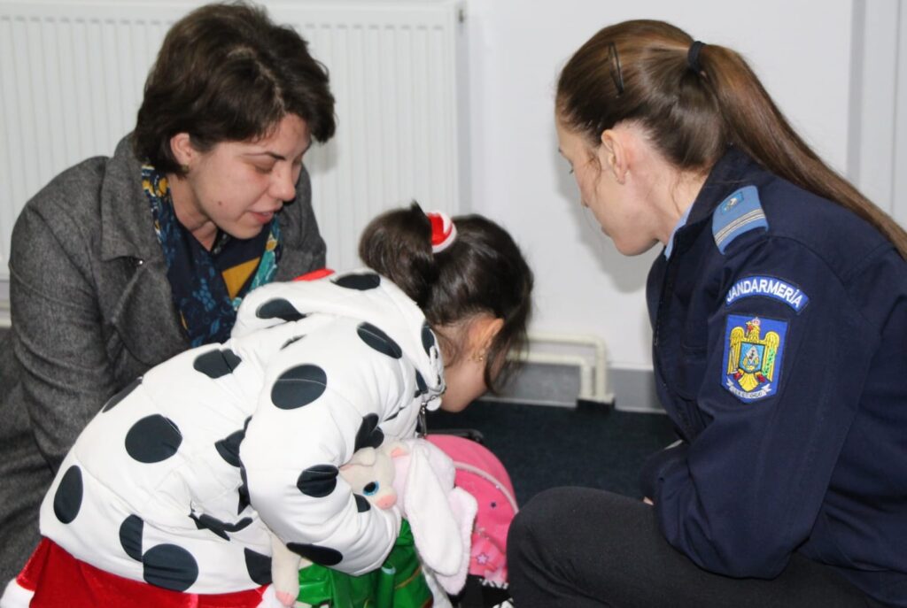  Jandarmii dâmboviţeni au fost ieri, 22 decembrie, mesagerii lui Moș Crăciun și au îndeplinit o misiune de suflet în rândul copiilor de la Centrul de Zi pentru Copii cu Autism și Sindrom Down “Sfânta Maria” din municipiul Târgovişte. 