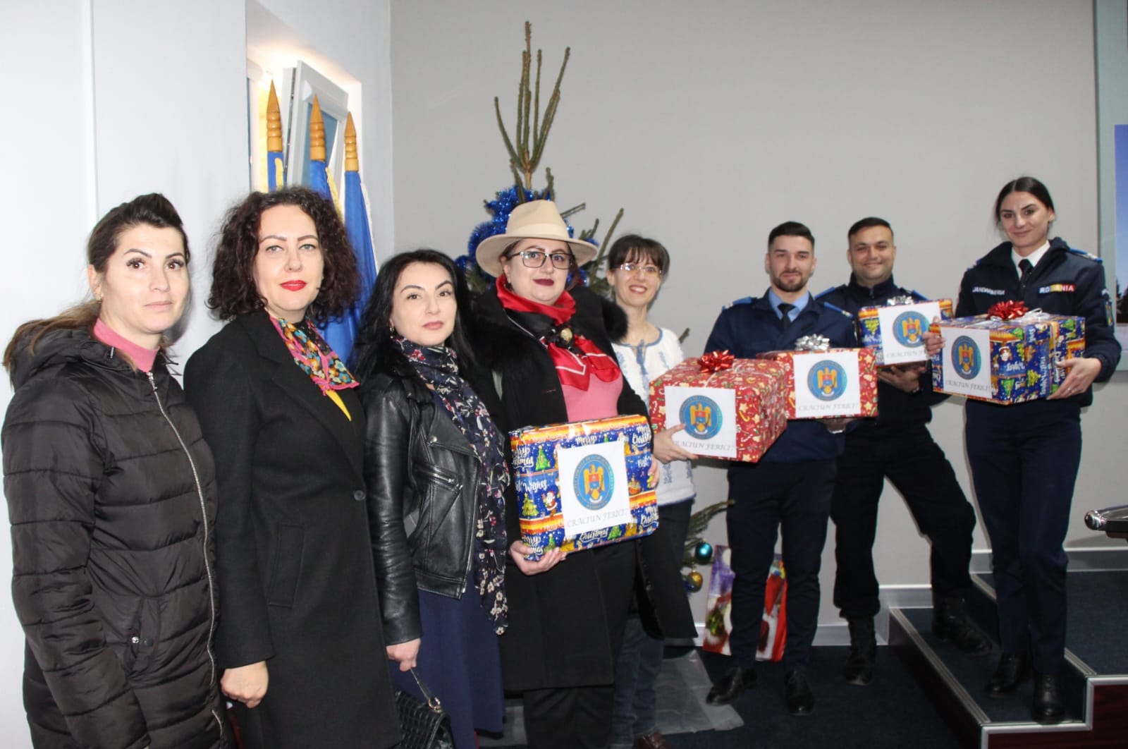  Jandarmii dâmboviţeni au fost ieri, 22 decembrie, mesagerii lui Moș Crăciun și au îndeplinit o misiune de suflet în rândul copiilor de la Centrul de Zi pentru Copii cu Autism și Sindrom Down “Sfânta Maria” din municipiul Târgovişte. 