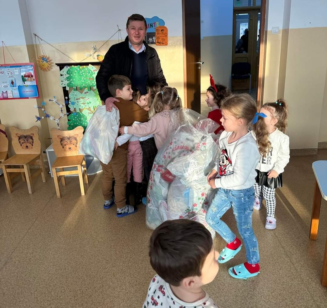 La Ocnița, Moș Crăciun a ajuns la toți copiii din unitățile școlare, ajutorul de nădejde a fost chiar edilul Eduard Barcău.