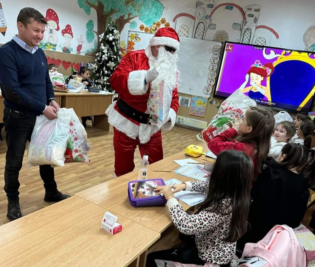 La Ocnița, Moș Crăciun a ajuns la toți copiii din unitățile școlare, ajutorul de nădejde a fost chiar edilul Eduard Barcău.