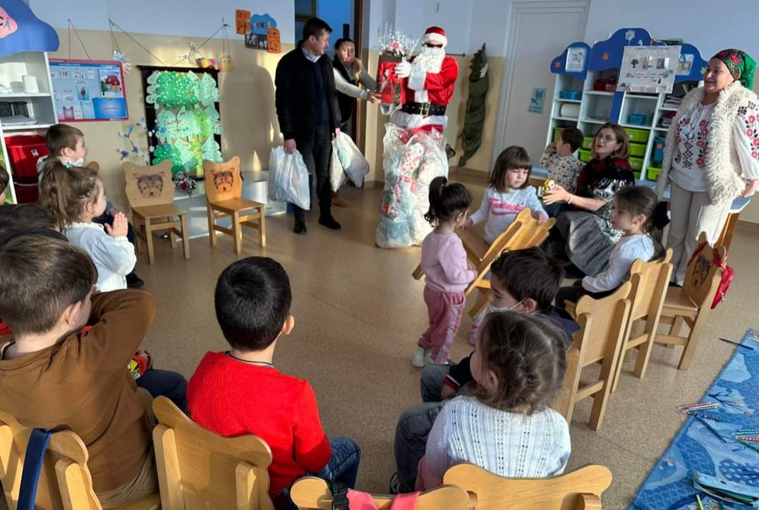 La Ocnița, Moș Crăciun a ajuns la toți copiii din unitățile școlare, ajutorul de nădejde a fost chiar edilul Eduard Barcău.