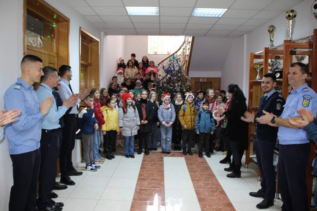 Primii colindători au adus spiritul sărbătorilor de iarnă la Jandarmeria Dâmboviţa. 