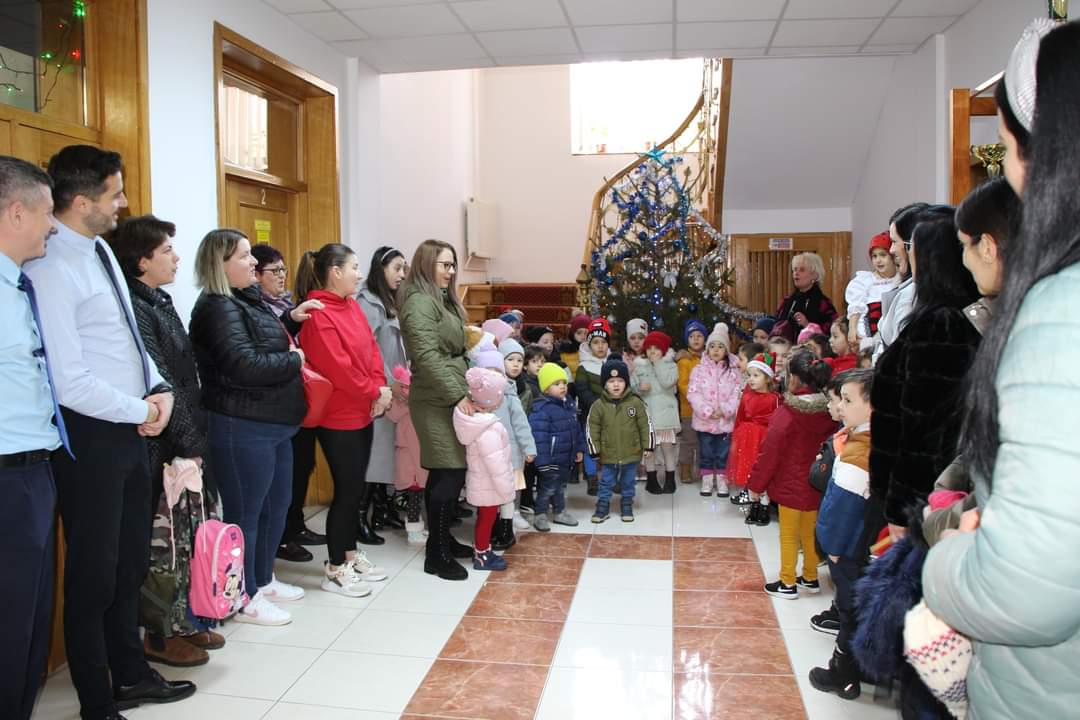 Primii colindători au adus spiritul sărbătorilor de iarnă la Jandarmeria Dâmboviţa.