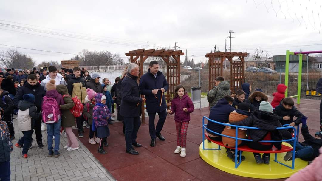 S-a dat în folosință un loc de joacă ultramodern la Brezoaele, investiție prin PJDL, program inițiat de  CJ Dâmbovița.Investiția s-a ridicat la 490.000 de lei