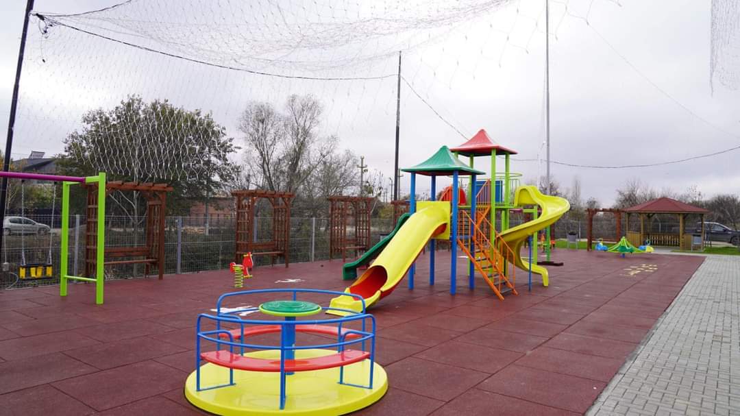 S-a dat în folosință un loc de joacă ultramodern la Brezoaele, investiție prin PJDL, program inițiat de  CJ Dâmbovița.Investiția s-a ridicat la 490.000 de lei