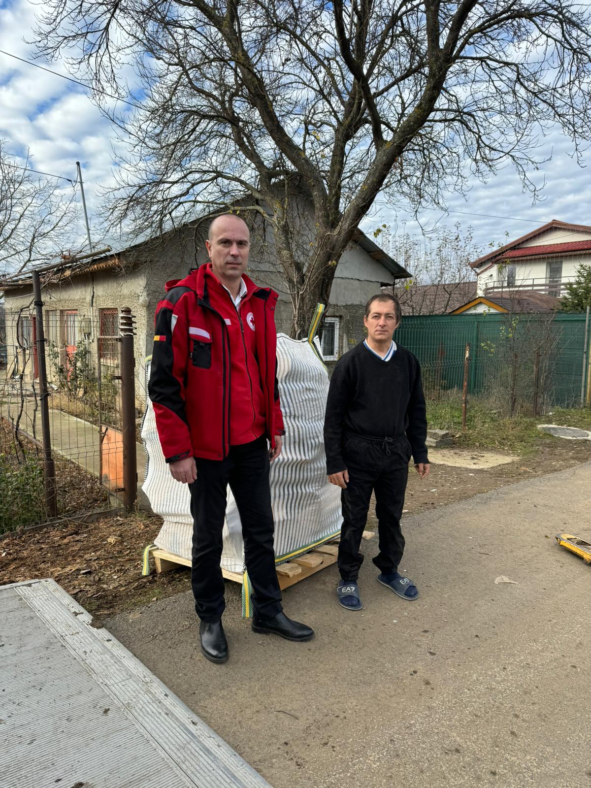 Crucea Roșie Română alături de Ministerul Energiei și Asociația Energia Inteligentă implementează proiectul ”Case cu căldură” prin care sute de familii din București, Ilfov, Dâmbovița și Giurgiu vor primi iarna aceasta lemne pentru foc.