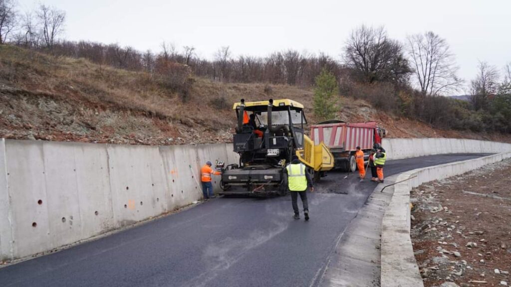 Lucrările pe DJ712 A Runcu – Râu Alb se apropie de finalizare