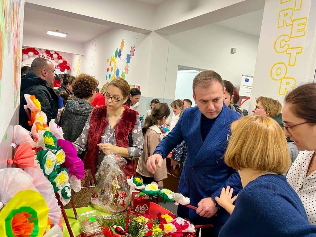 Primarul comunei Răzvad, Emanuel Spătaru a vizitat Târgul de Crăciun al Școlii Răzvad, un eveniment plin de culoare și magie ce are în spate mulți copii, multe cadre didactice și mulți părinți implicați în organizarea evenimentului.