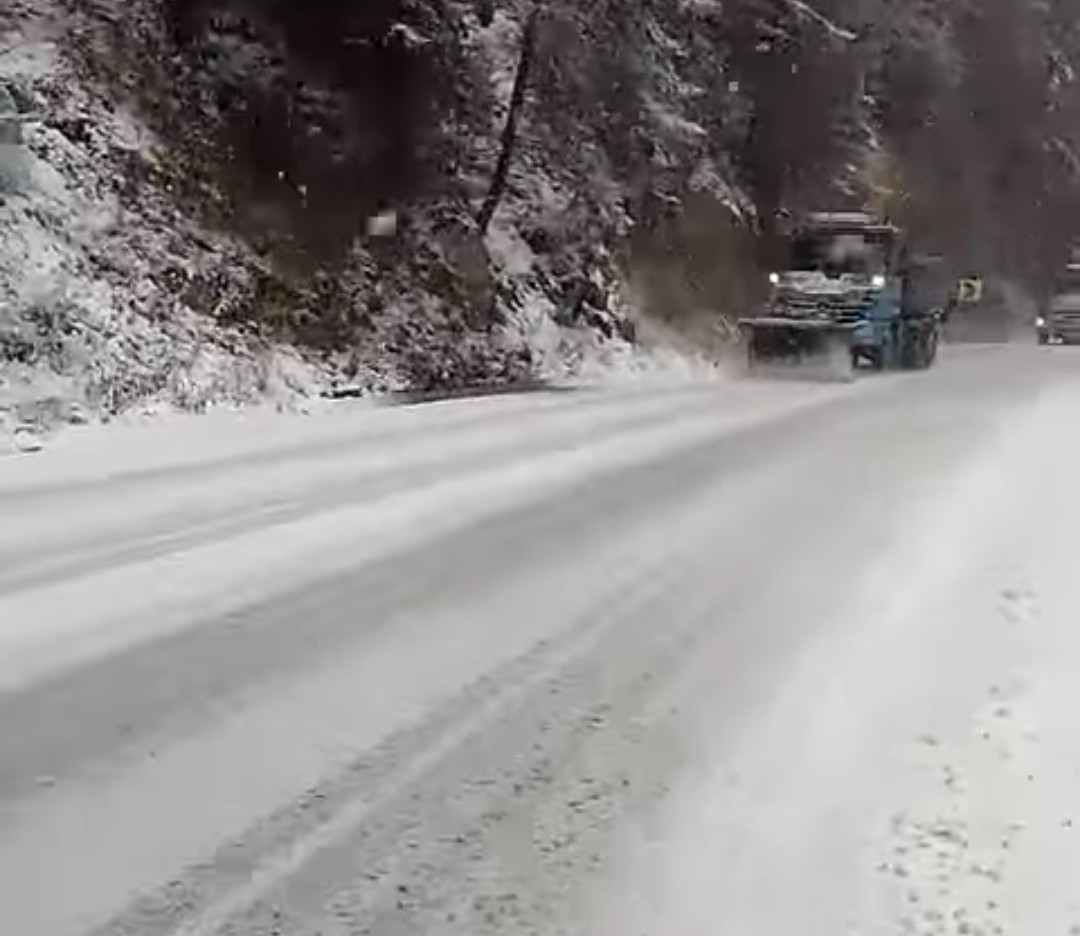  Imagini de pe DN 18, Ciocănești - Iacobeni, iarnă în  toată regula  în județul Suceava, unde echipele DRDP Iași 