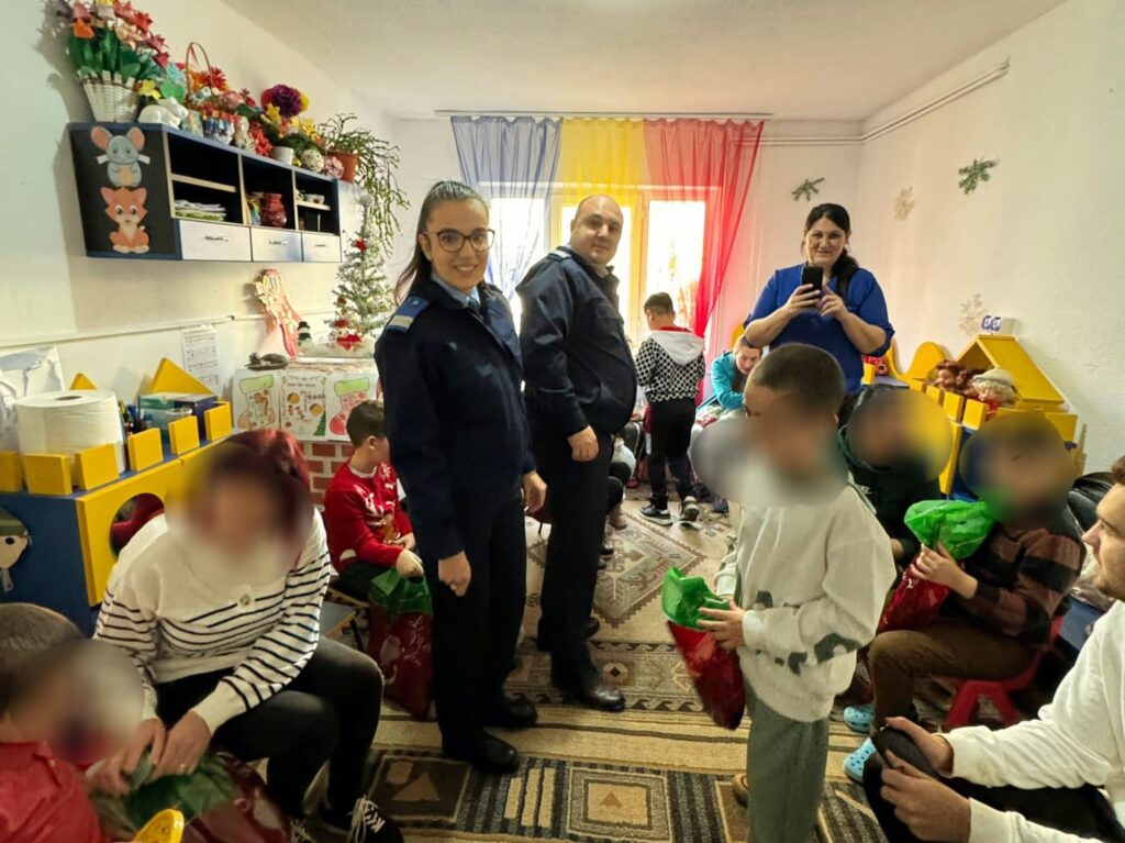 În spiritul Crăciunului, jandarmii dâmboviţeni au fost astăzi mesagerii Moșului și au organizat și îndeplinit o misiune caritabilă în rândul copiilor de la Școala Gimnazială Specială din municipiul Târgovişte. 