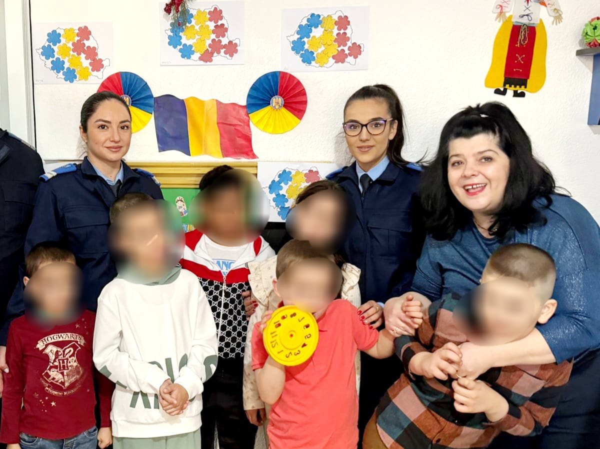 În spiritul Crăciunului, jandarmii dâmboviţeni au fost astăzi mesagerii Moșului și au organizat și îndeplinit o misiune caritabilă în rândul copiilor de la Școala Gimnazială Specială din municipiul Târgovişte.