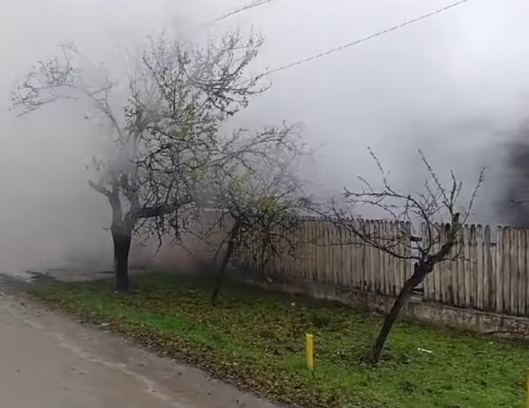 O casă a fost cuprinsă de flăcări,  în localitatea Bâldana, acționează Garda de Intervenție Răcari cu două autospeciale de stingere cu apă și spumă
