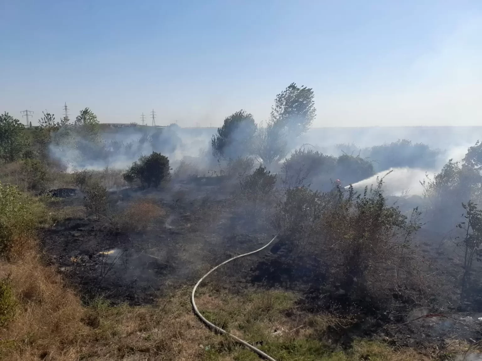 Intervenție Rapidă pentru Stingerea unui Incendiu de Deșeuri în Bălteni: Garda de Intervenție Răcari și Detașamentul de Pompieri Titu, Implicate în Operațiuni"