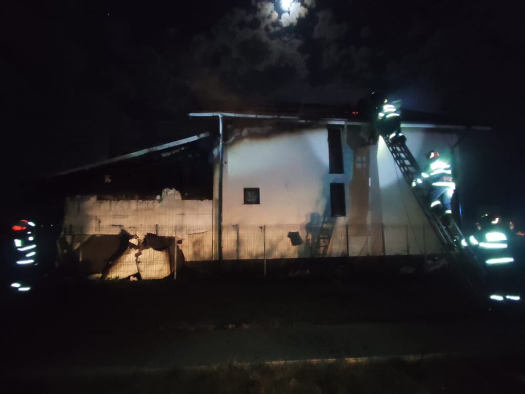 Noaptea trecută, incendi la o casă în comuna Tărașești Noaptea trecută, în jurul orei 23:35,pompierii au intervenit în cazul unui incendiu produs la o casă situată în comuna Tărașești, sat Baldana.