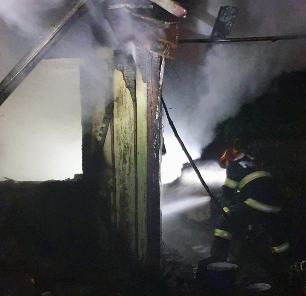 Tragedie la Racovița: O persoană a sfârșit cumplit într-un incendiu care a cuprins o casă Tragedie la Racovița: O persoană a sfârșit cumplit într-un incendiu care a cuprins o casă, noaptea trecută, în jurul orelor 00:35.