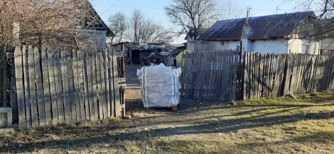 Primăria Văcărești și Crucea Roșie Dâmbovița au adus un strop de bucurie în inimile oamenilor prin proiectul “Case cu caldură”
