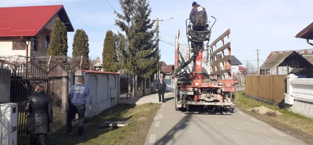 Primăria Văcărești și Crucea Roșie Dâmbovița au adus un strop de bucurie în inimile oamenilor prin proiectul “Case cu caldură” 