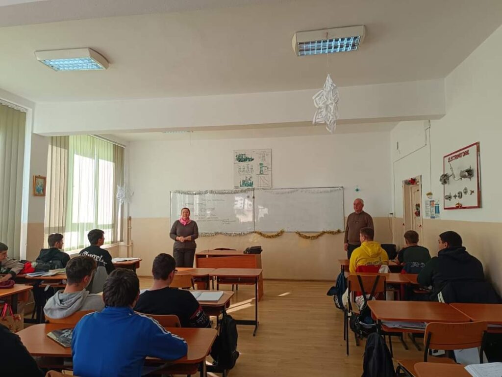 Final de proiect la Liceul Tehnologic de Transporturi Auto din Târgoviște,  specialistul Centrului de Prevenire, Evaluare și Consiliere Antidrog Dâmbovița a desfășurat ultima activitate de informare a elevilor selectați să participe în proiectul național "Drive Clean!".