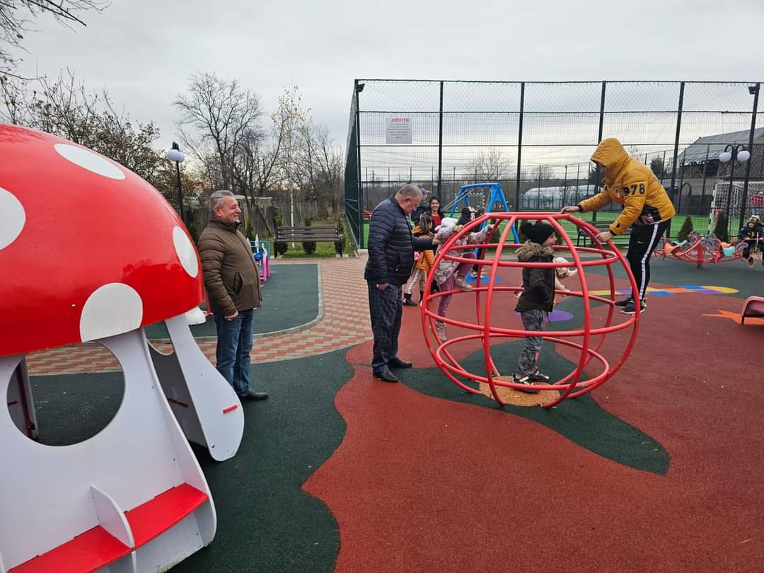 În satul Mogoșești, comuna Dragomirești, copiii se bucură de un nou loc de joacă modern, s-a realizat prin PJDL.