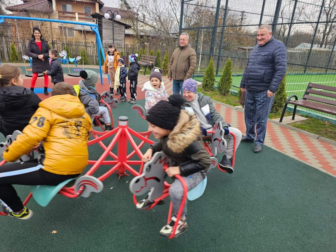 În satul Mogoșești, comuna Dragomirești, copiii se bucură de un nou loc de joacă modern, s-a realizat prin PJDL.