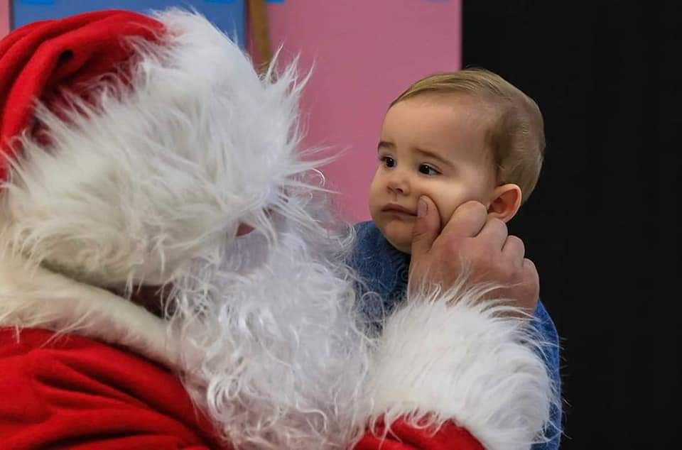 Moș Crăciun își  continuă misiunea la Răcari, astăzi, va oferi daruri în toate unitățile școlare unde nu a ajuns ieri. Întâlnirea cu Moș Crăciun la Răcari a fost  o zi magică plină de bucurie atât pentru cei mici, cât și pentru cei mari.