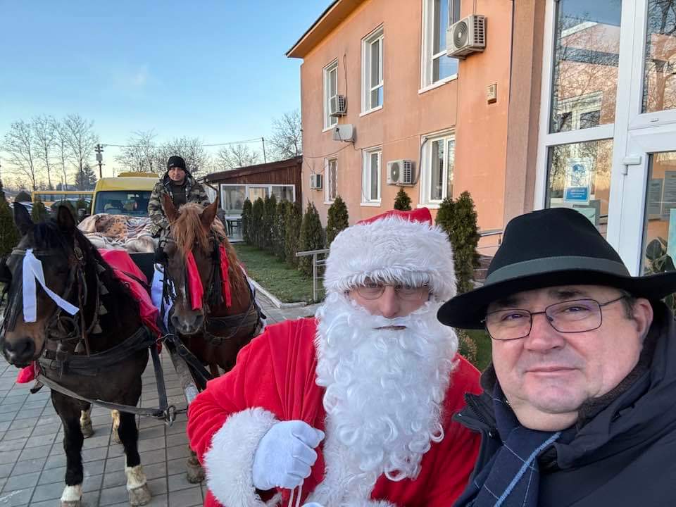 Moș Crăciun își  continuă misiunea la Răcari, astăzi, va oferi daruri în toate unitățile școlare unde nu a ajuns ieri. Întâlnirea cu Moș Crăciun la Răcari a fost  o zi magică plină de bucurie atât pentru cei mici, cât și pentru cei mari.