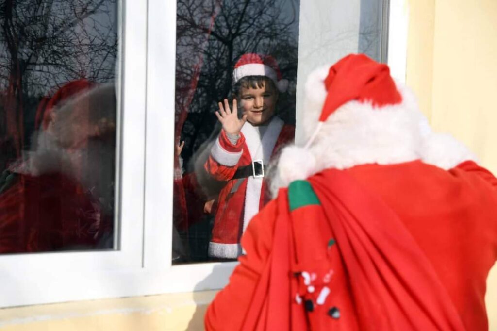 În prag de sărbătoare, orașul Răcari strălucește de tradiție și bucurie În prag de sărbătoare, orașul Răcari strălucește de tradiție și bucurie. Primarul Marius Caraveţeanu este de 15 ani, ajutorul de nadejde al lui Moș Crăciun.