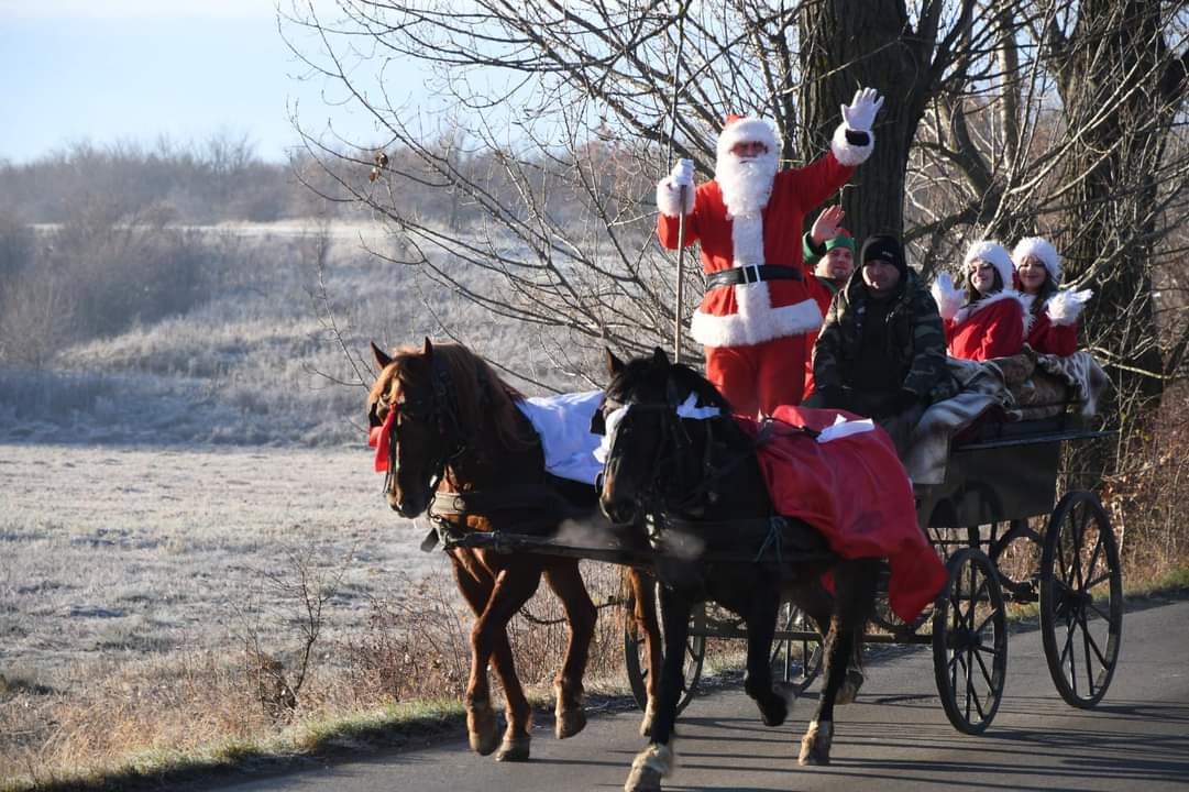 În prag de sărbătoare, orașul Răcari strălucește de tradiție și bucurie. Primarul Marius Caraveţeanu este de 15 ani, ajutorul de nadejde al lui Moș Crăciun.